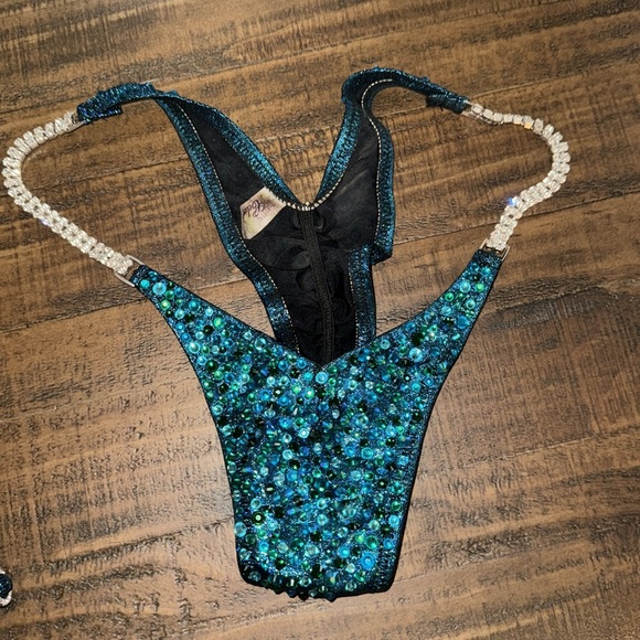 CUSTOM Bodybuilding Competition Bikini / Suit - Picture 4 of 9